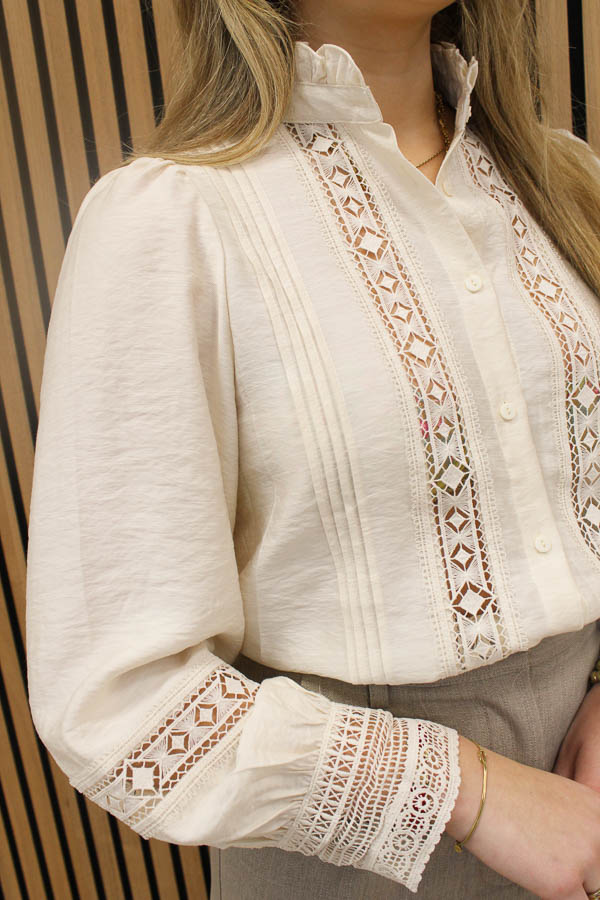 Blouse met broderie beige | Nelly - Afbeelding 1
