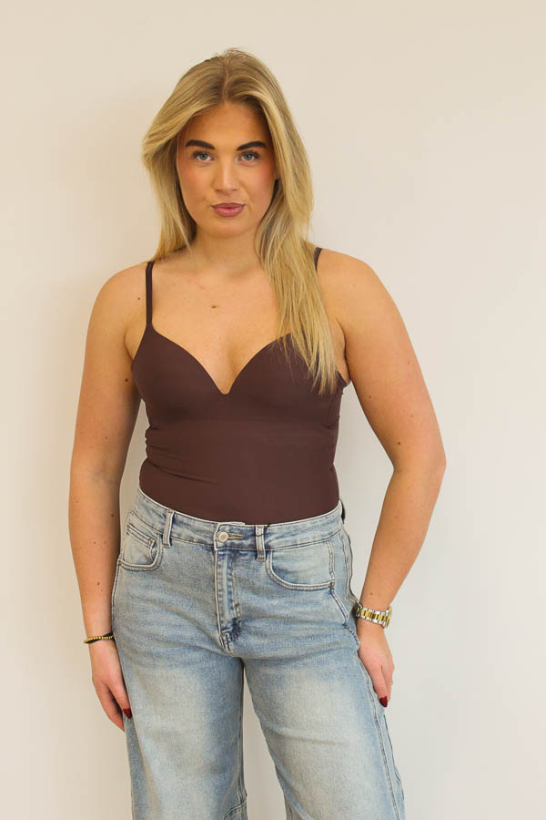 Body met cup bruin
