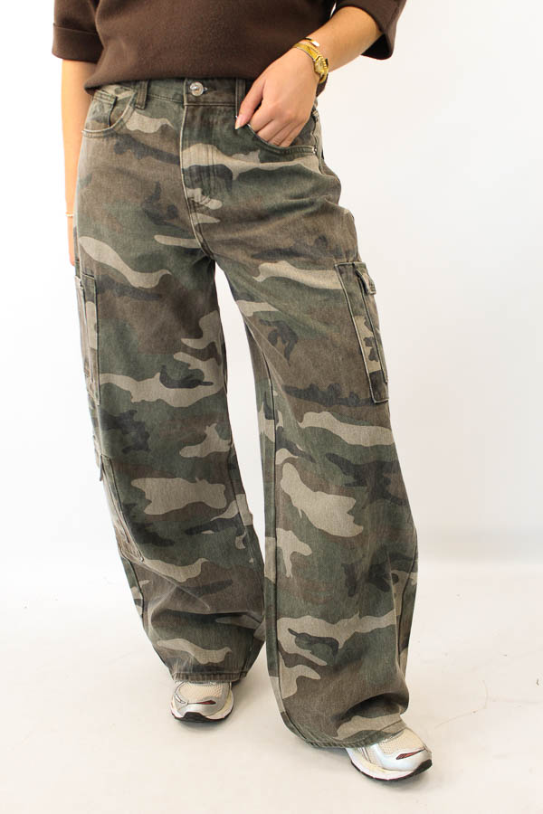Camouflage print cargo jeans 