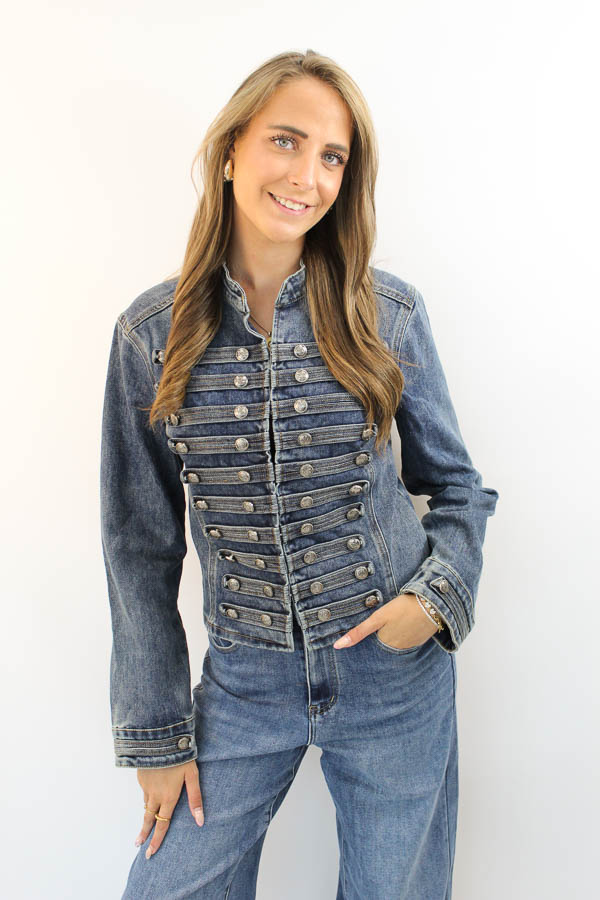 Getailleerd denim jasje met knopen