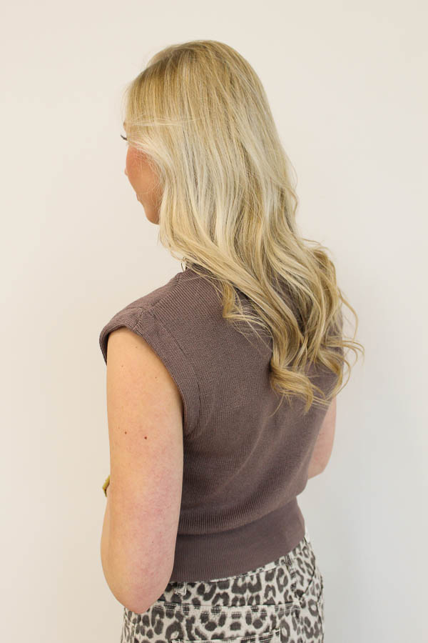 Mouwloos top taupe | Brigit - Afbeelding 2