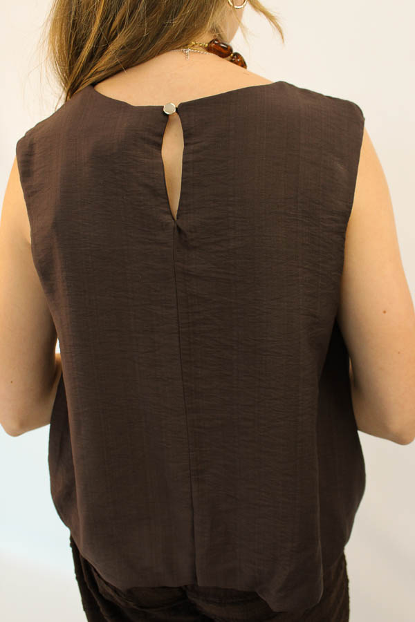 Mouwloze top bruin | Mayla - Afbeelding 4