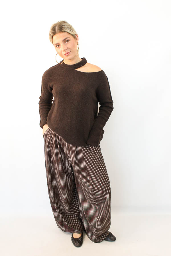 Open shoulder trui bruin | Pien