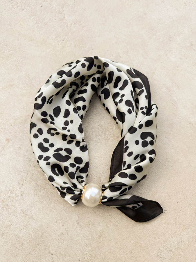 Parelsjaal leopard zwart