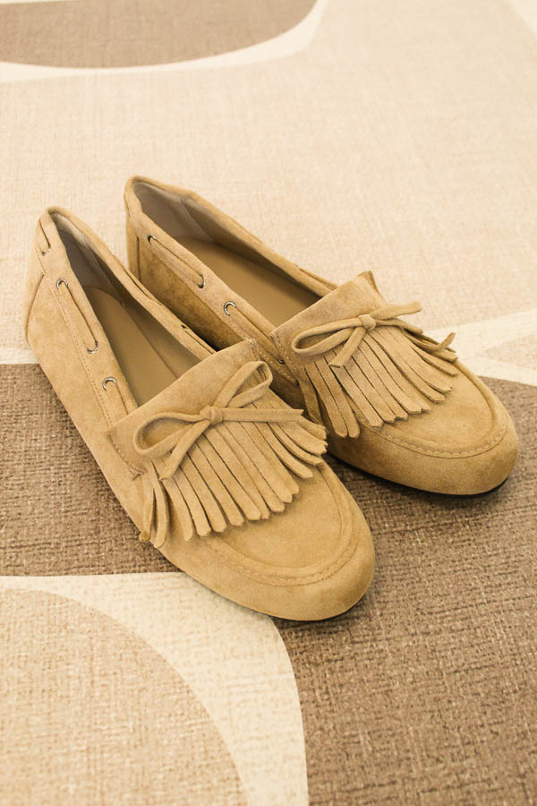 Suede loafers met fringe beige