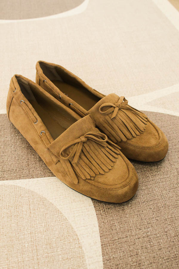 Suede loafers met fringe camel