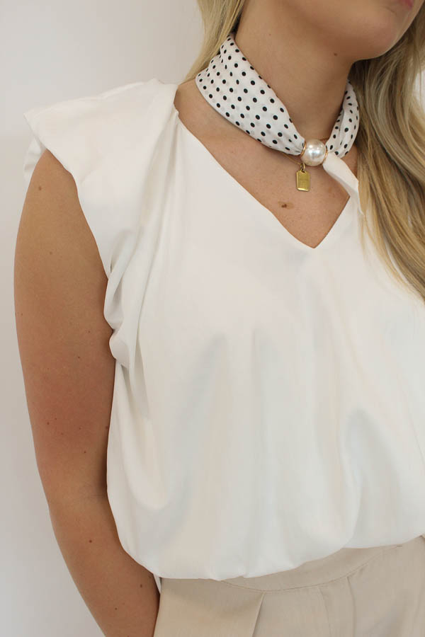 Top v-hals wit |  Lyla - Afbeelding 2
