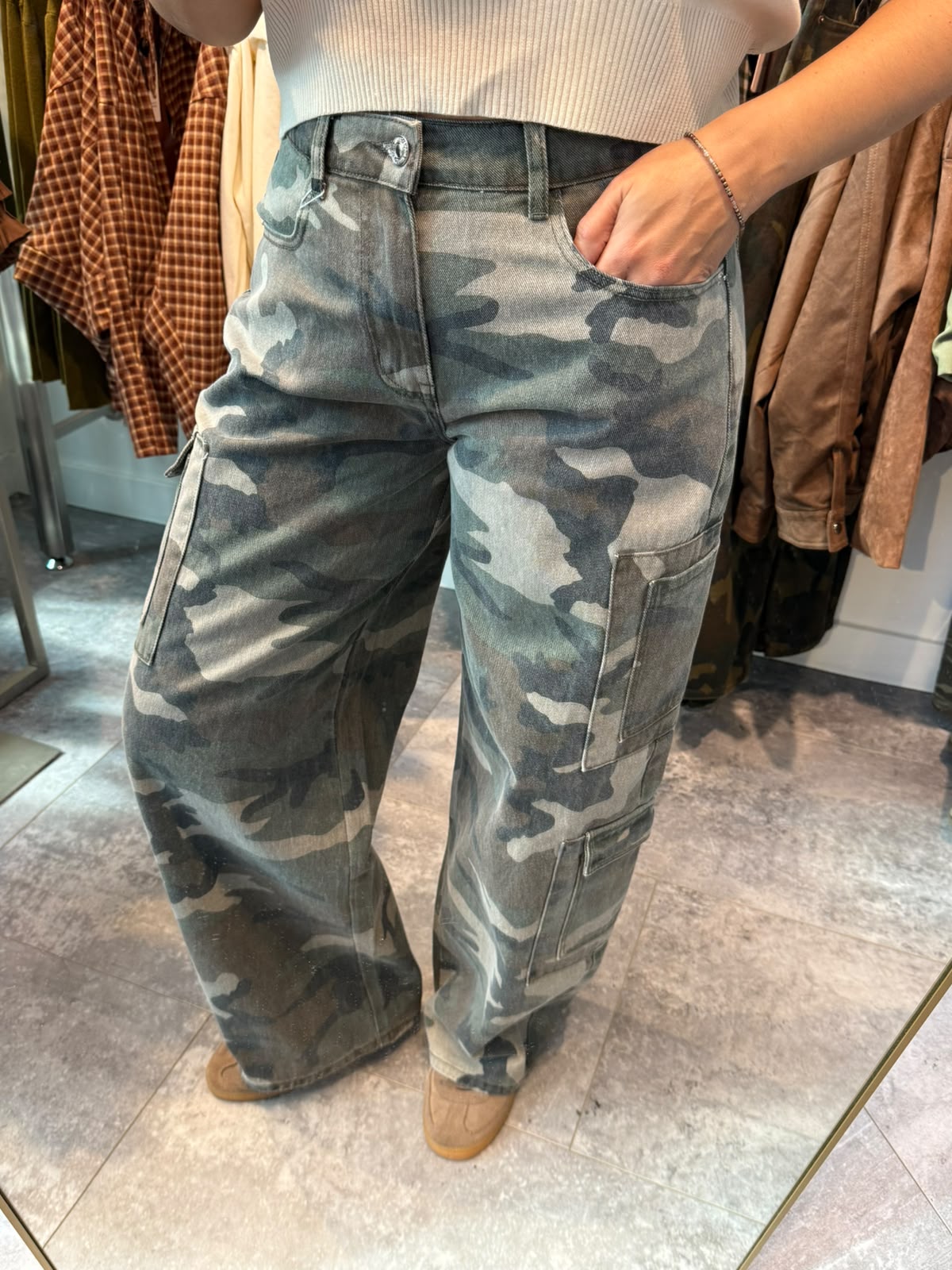 Camouflage print cargo jeans 