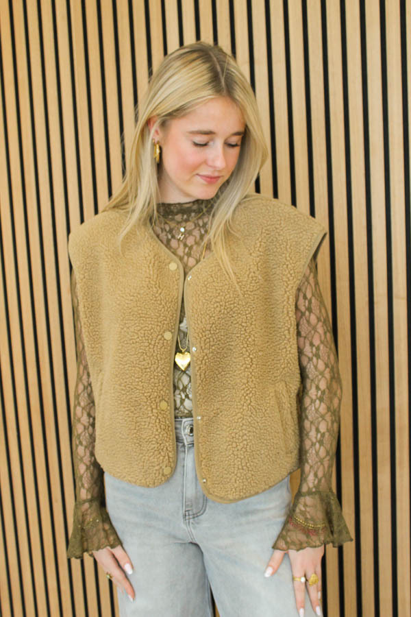 Teddy_gilet_camel_-_Pam-7028