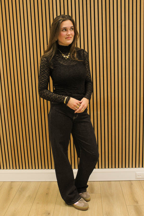 Kanten_hals_top_zwart_-_Laar_2-7232