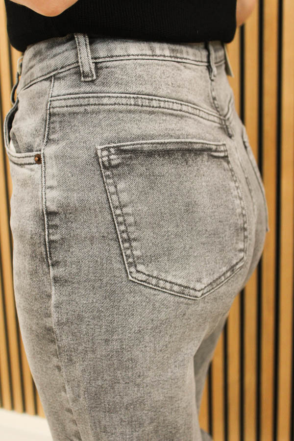 Straight_fit_jeans_grijs_-_Josje_2-2