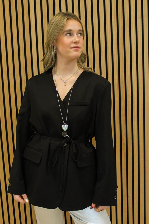 Wikkel_blazer_zwart_-_Maya-2