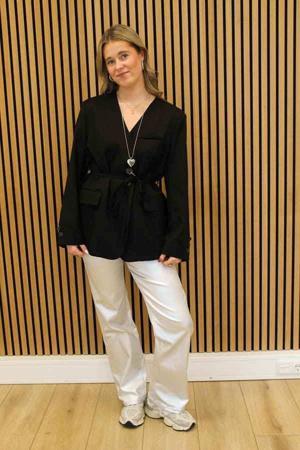Wikkel_blazer_zwart_-_Maya_1-2