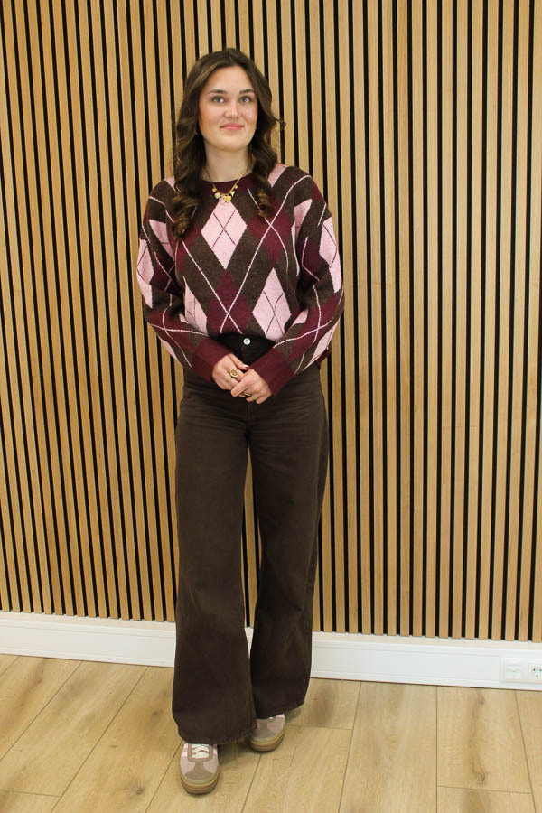 Trui_geruit_bordeaux_-_Eef_3-2