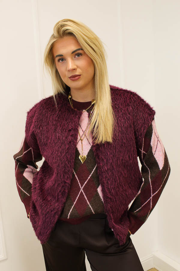 Fluffy_gilet_bordeaux_-_Mila-8113