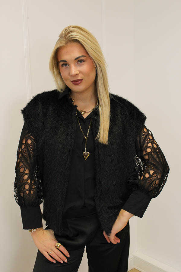 Fluffy_gilet_zwart_-_Mila-8103