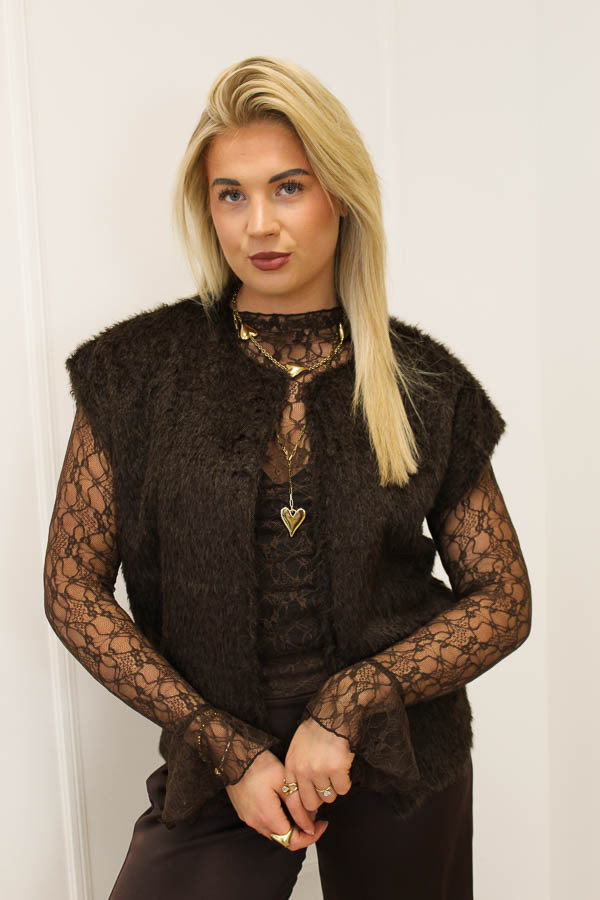 Fluffy_gilet_bruin_-_Mila_-8110