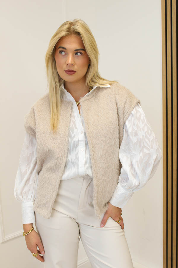 Fluffy_gilet_beige_-_Mila-8117