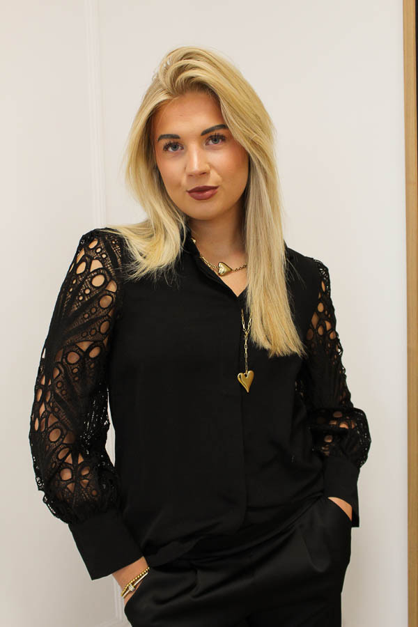 Blouse_broderie_mouw_zwart_-_Elsa-8107