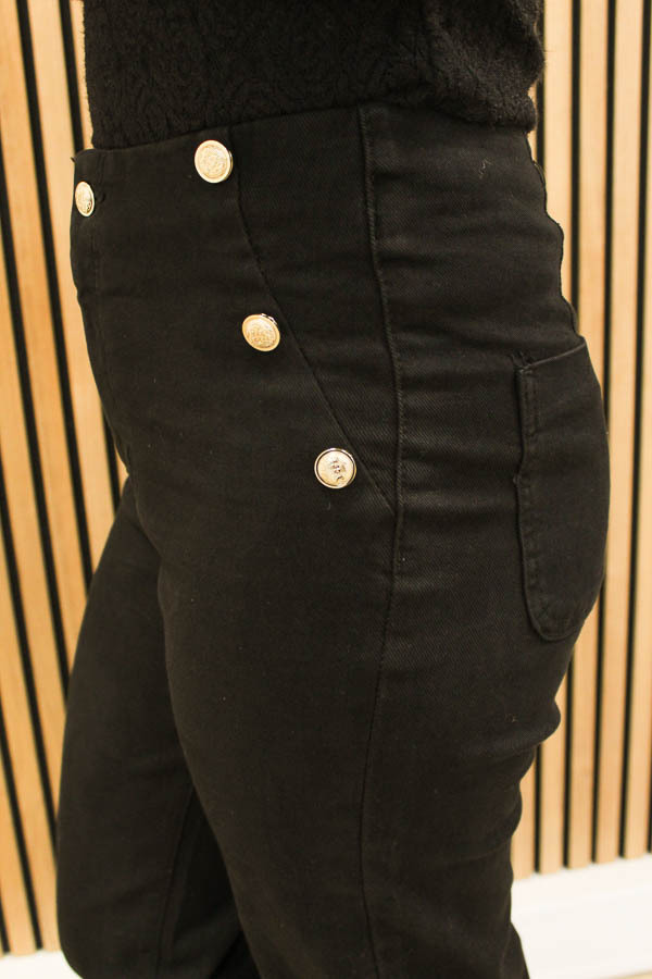 Jeans_met_knopen_zwart_-_Kim_2-8170