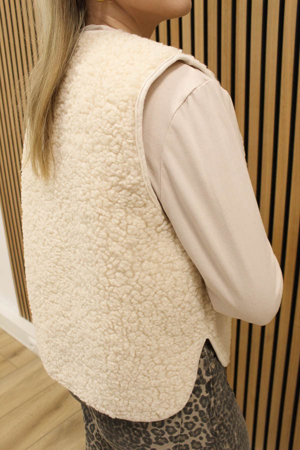 Teddy_gilet_knopen_beige_-_Bo_2-8199