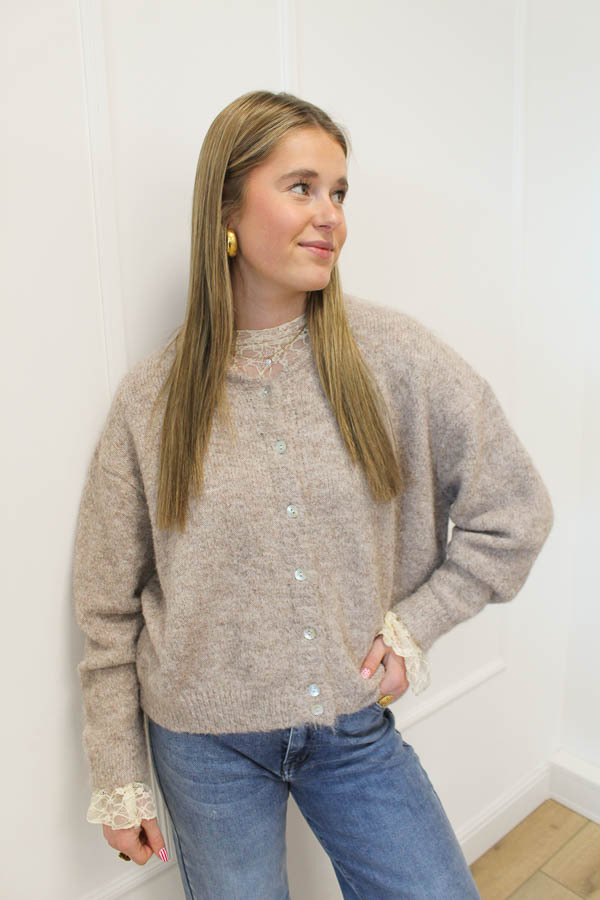 Gebreid_vest_taupe_-_Lilly-8432