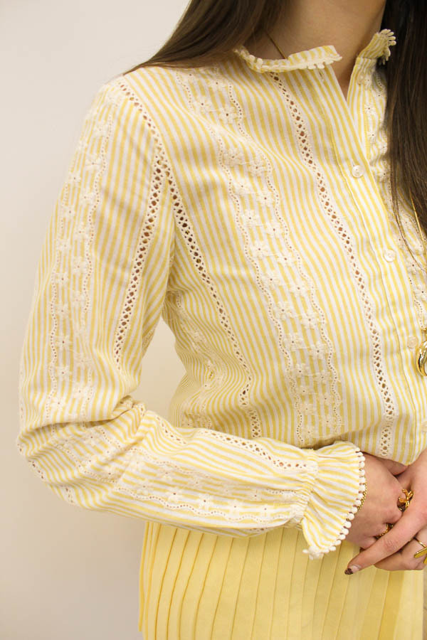 Blouse_broderie_geel_-_Jill_2-9200
