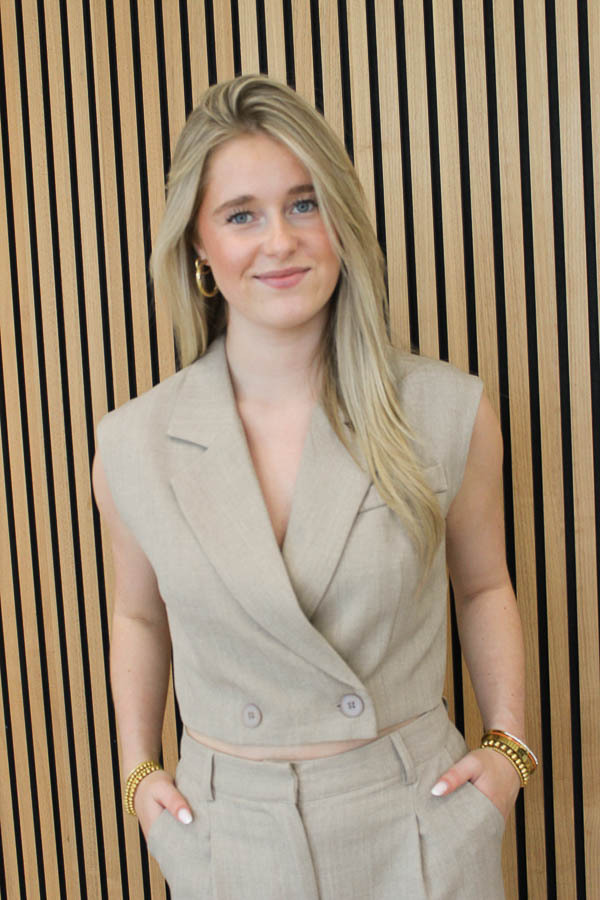 Cropped_gilet_zand_-_Sena-5264