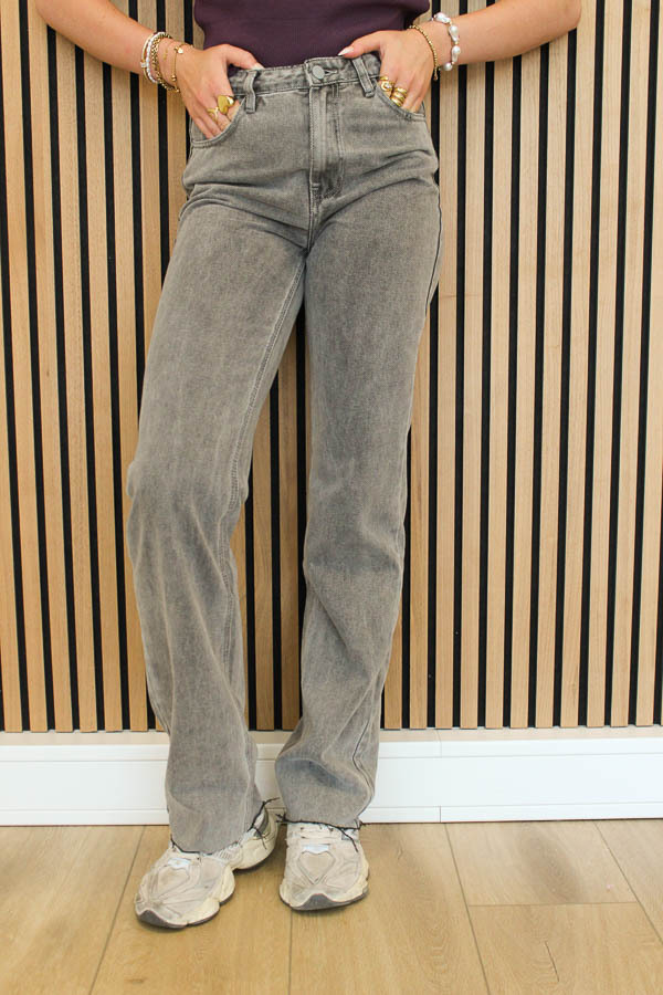 Tall_straight_leg_jeans_grijs_1-5225