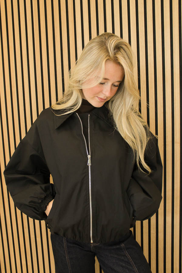 Jas_oversized_mouw_zwart_-_Sasha-5585