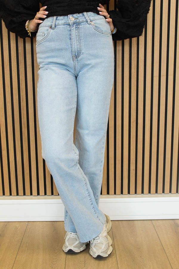 Straight_jeans_lichtblauw_-_Rebeca-5598