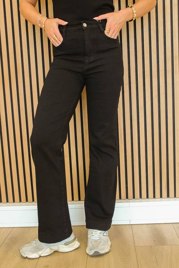 Wide_leg_jeans_zwart_-_Chleo-5676