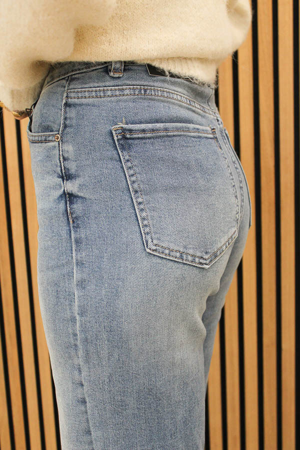 Tall_straight_jeans_blauw_-_Fee_2-2