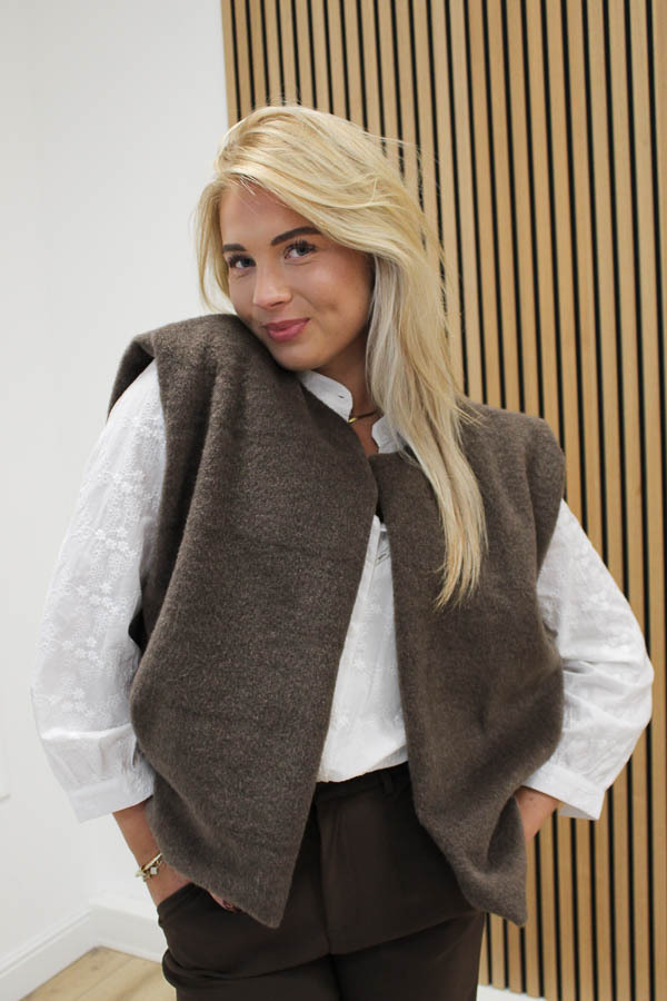 Cozy_gilet_bruin_-_Fleur-2