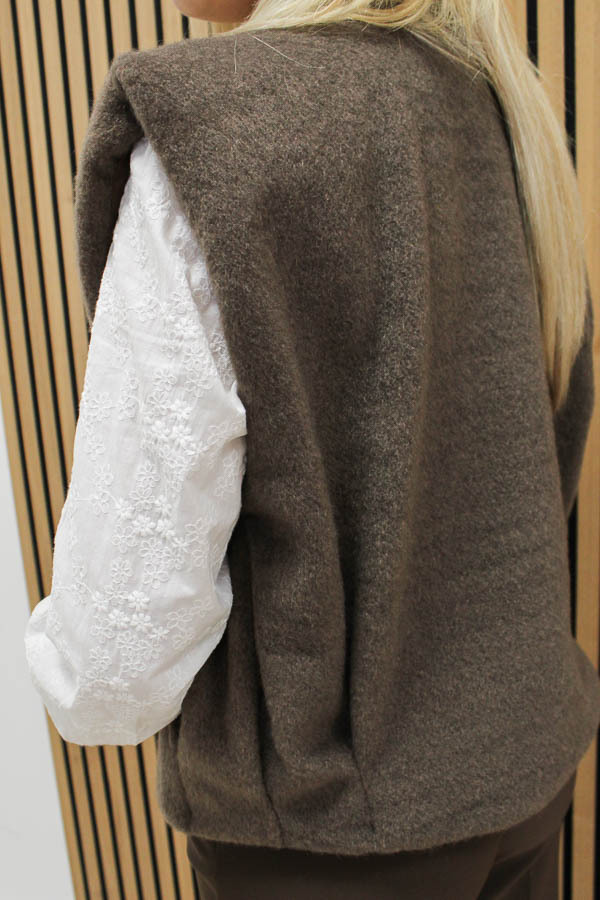 Cozy_gilet_bruin_-_Fleur_2-2
