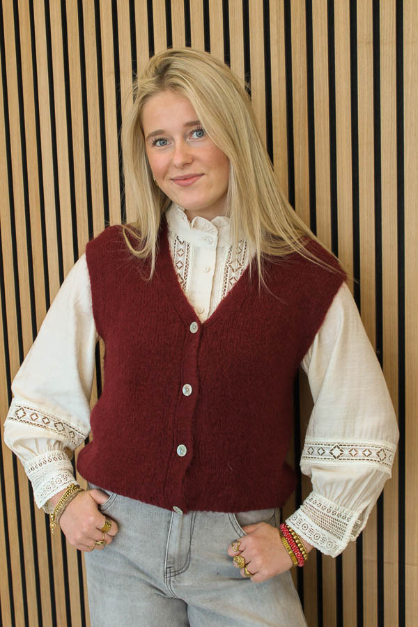 Knitted_gilet_bordeaux_-_Melissa-2