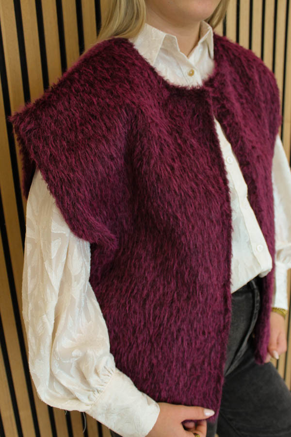 Fluffy_gilet_bordeaux_-_Mila_1-6454