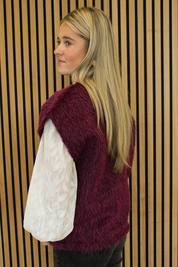 Fluffy_gilet_bordeaux_-_Mila_2-6455