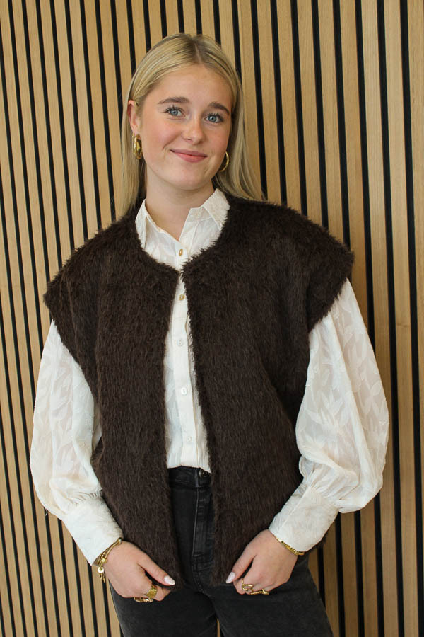 Fluffy_gilet_bruin_-_Mila_-6446