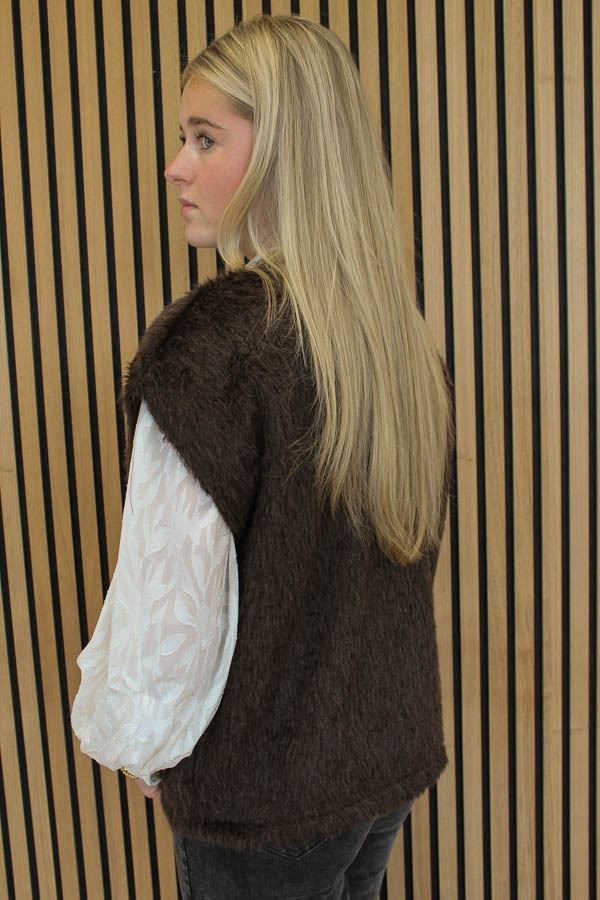 Fluffy_gilet_bruin_-_Mila_2-6448