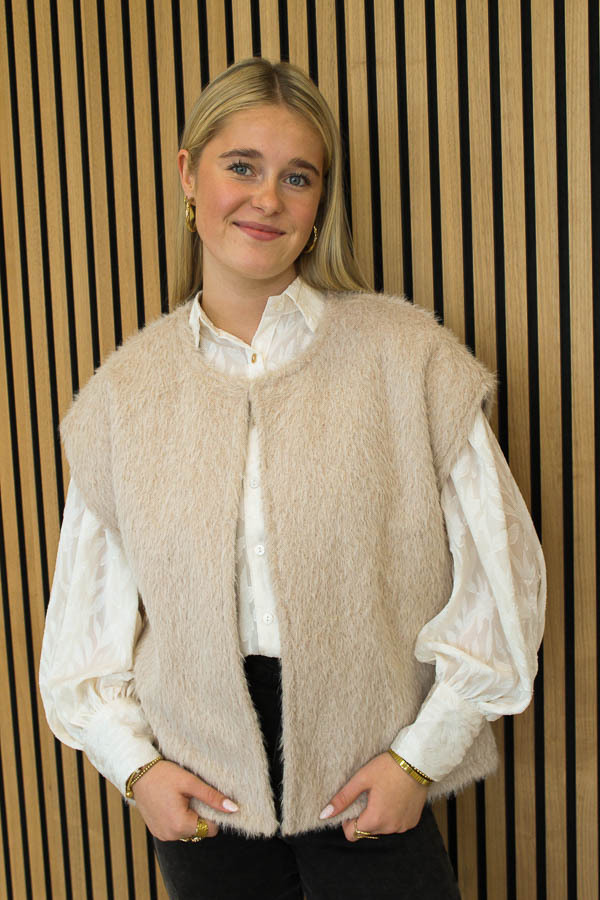 Fluffy_gilet_beige_-_Mila-6449