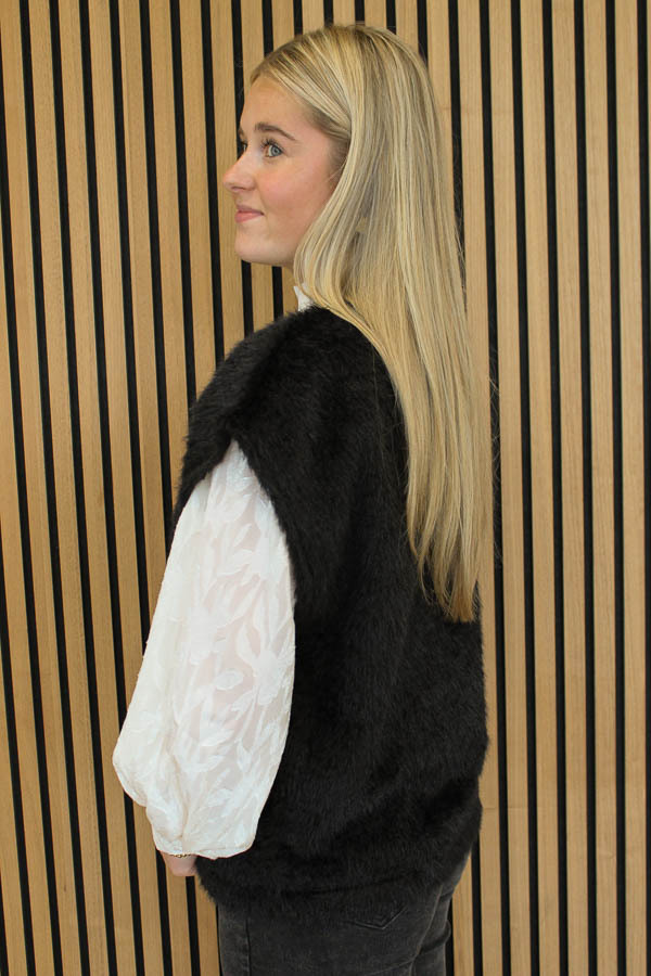 Fluffy_gilet_zwart_-_Mila_2-6458