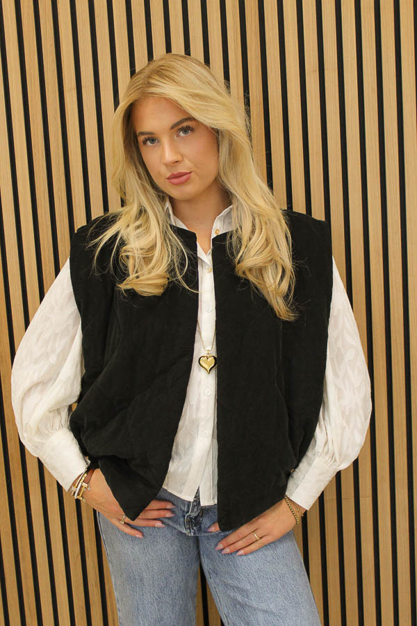 Gilet_gestikt_zwart_-_Mirte-6573