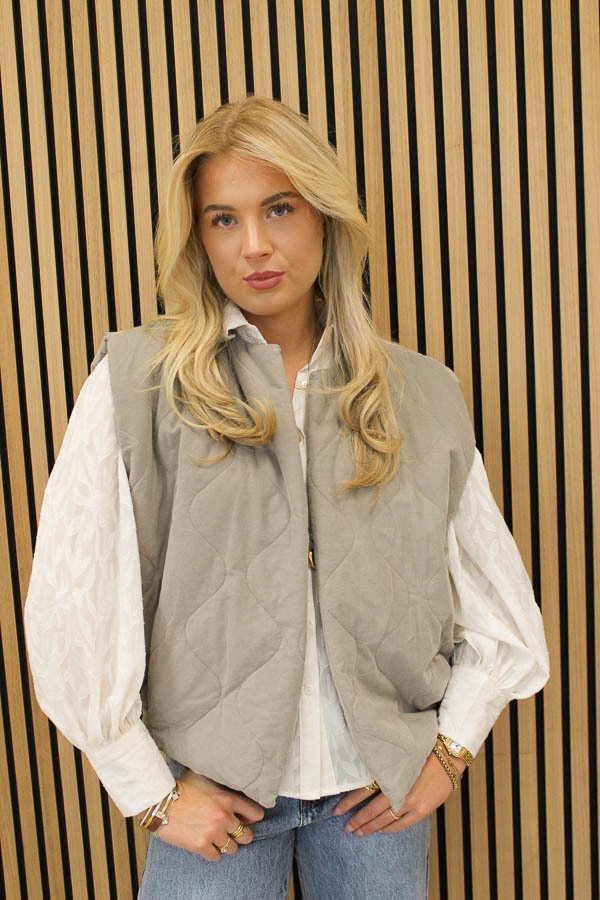 Gilet_gestikt_taupe_-_Mirte-6577