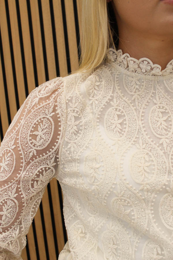 Blouse_in_kant_ecru_-_Lelie_1-6729